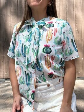 White Cactus Print Short-Sleeve Top Tie Neck Summer Button Down Small
